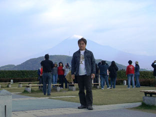 富士山を背景に